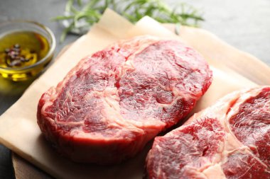 Çiğ et ve baharat parçaları masada, yakın plan.