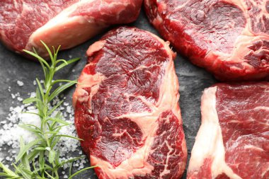 Koyu masada çiğ et ve baharat parçaları, düz yatıyordu.