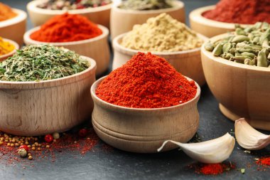 Siyah masada farklı aromatik baharatlar, yakın plan.