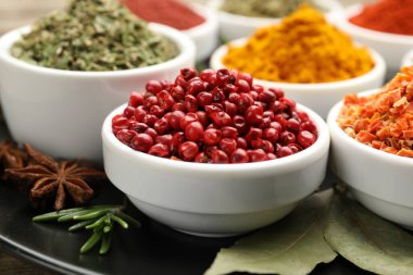 Masada çok farklı aromatik baharatlar var, yakın plan.