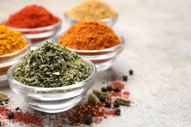 Açık gri masada farklı aromatik baharatlar, yakın plan. Metin için boşluk