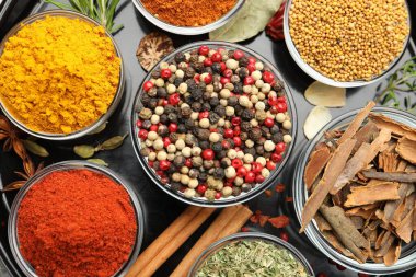 Tepside değişik aromatik baharatlar, üst görünüm