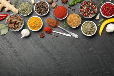 Siyah masada farklı aromatik baharatlar var. Metin için boşluk