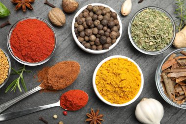 Siyah masada farklı aromatik baharatlar var.