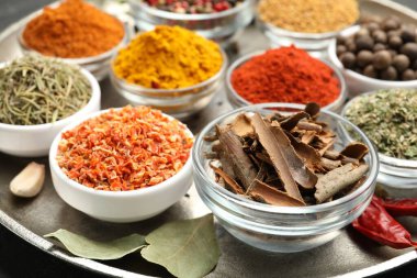 Masada farklı aromatik baharatlar var, yakın plan.