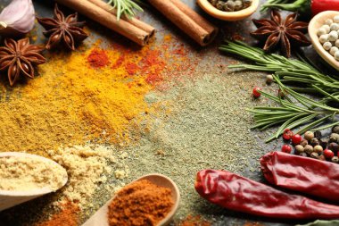Siyah arkaplanda farklı aromatik baharatlar, yakın plan
