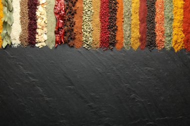 Siyah masada bir sürü farklı baharat var. Metin için boşluk