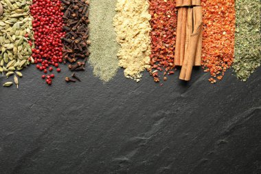 Siyah masada bir sürü farklı baharat var. Metin için boşluk