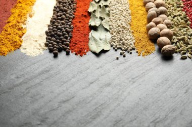 Karanlık masada birçok farklı baharat var, yakın plan. Metin için boşluk