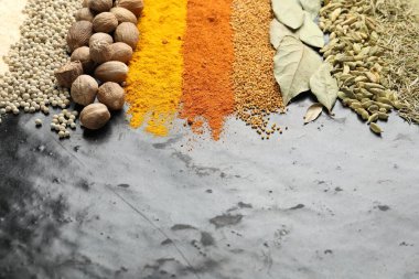 Siyah masada birçok farklı baharat var, yakından. Metin için boşluk