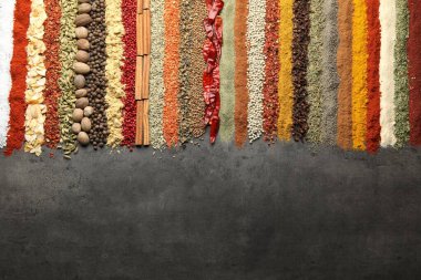 Siyah masada bir sürü farklı baharat var. Metin için boşluk