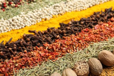Arka plan olarak çok farklı aromatik baharatlar, yakın plan