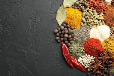 Gri masada farklı aromatik baharatlar, üst manzara. Metin için boşluk