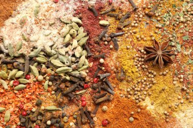 Arka plan, üstten görünüm olarak farklı Aromatik baharatlar
