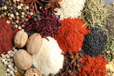 Arka plan, üstten görünüm olarak farklı Aromatik baharatlar