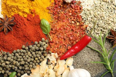 Arka plan, üstten görünüm olarak farklı Aromatik baharatlar