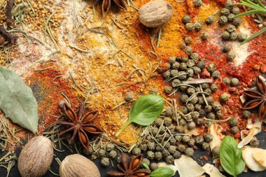 Arka plan, üstten görünüm olarak farklı Aromatik baharatlar