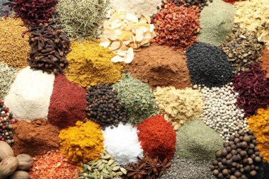 Arka plan olarak birçok farklı baharat, üst görünüm