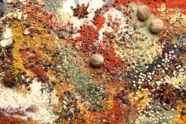 Arka plan olarak birçok farklı baharat, üst görünüm