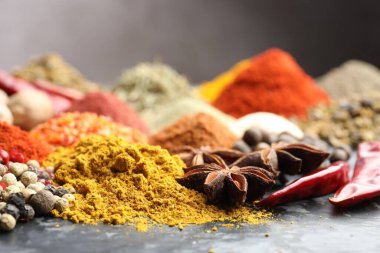 Karanlık masada çok farklı baharatlar var, yakın plan.