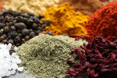Masada birçok farklı baharat var, yakın plan görünüm