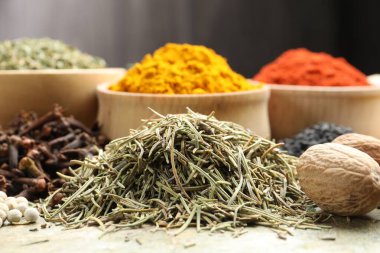 Gri masada birçok farklı baharat var, yakın plan.