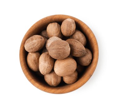 Kabın içindeki fındıklar beyazda izole, üst manzara