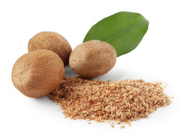 Bütün hindistan cevizi, toz ve yaprak beyaza izole edilmiş.