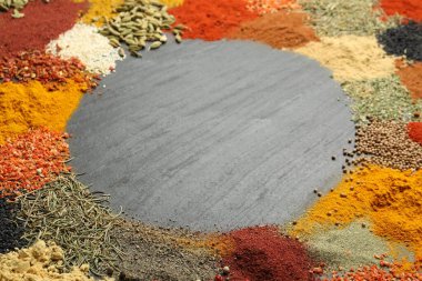 Koyu dokulu masada farklı aromatik baharatlar, yakın plan. Metin için boşluk