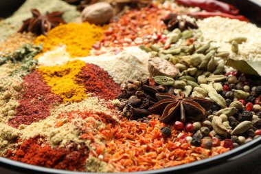 Tabakta çok farklı aromatik baharatlar var, yakın plan.