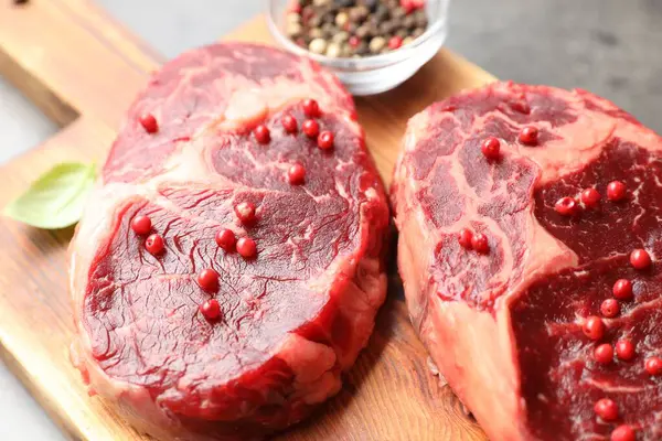 Çiğ et ve baharat parçaları masada, yakın plan.