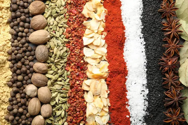 Arka plan olarak birçok farklı baharat, üst görünüm