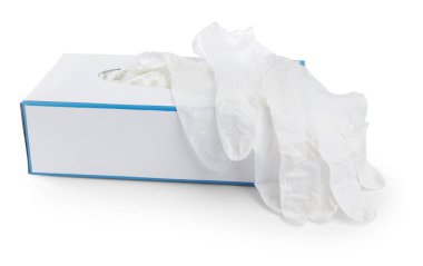 Tıbbi eldivenli kutu beyaza izole edilmiş.