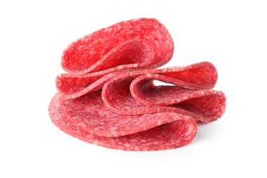 Beyaz üzerine izole edilmiş lezzetli füme sosis dilimleri.