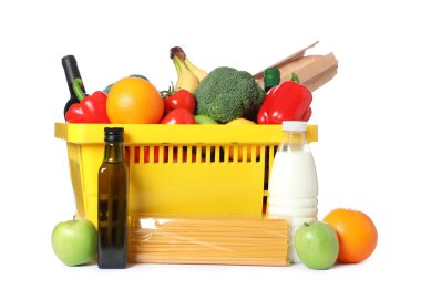 Beyaza izole edilmiş farklı gıda ürünleri içeren alışveriş sepeti.