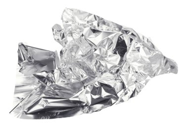 Buruşuk parlak alüminyum folyo parçası beyaz, üst görünümde izole edilmiş.