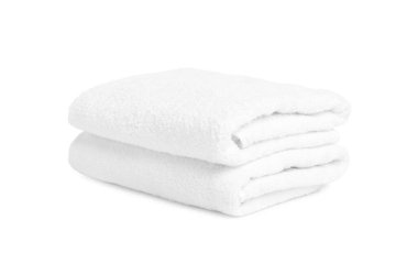 İki katlanmış havlu beyazın üzerinde izole edilmiş.