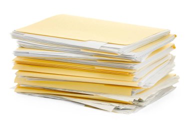 Beyaz üzerine izole edilmiş kağıtlar içeren dosya dizinleri yığını