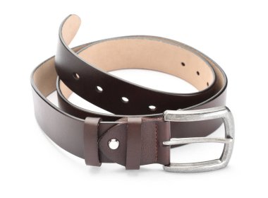 Bir kahverengi deri kemer beyaza izole edilmiş.