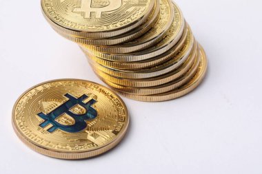 Kripto para birimi. Beyaz arkaplanda altın paralar, yakın plan