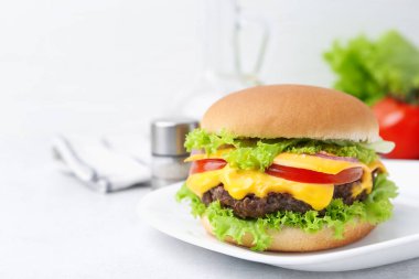 Beyaz masada leziz bir çizburger, yakın plan. Metin için boşluk