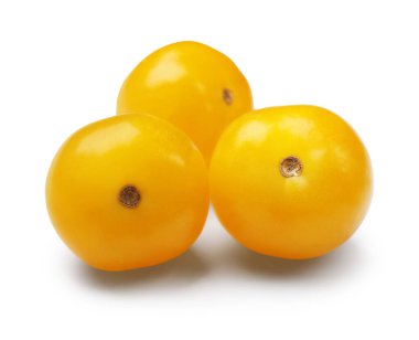 Olgun sarı kiraz domatesleri beyazlar üzerinde izole.