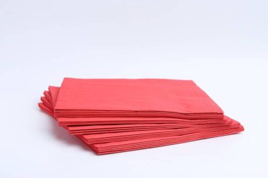 Birçok kırmızı kağıt mendil beyaza izole edilmiş.