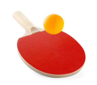 Ping pong raketi ve topu beyaza izole edilmiş.