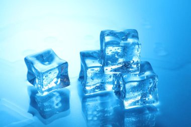 Açık mavi arkaplanda açık buz küpleri, yakın plan