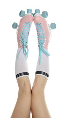 Beyaz arka planda patenli kadın, yakın plan.