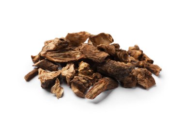 Beyaz üzerine izole edilmiş kuru hindiba kökleri yığını
