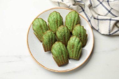 Lezzetli kibrit makarnalı kekler beyaz masada, üst tarafta.