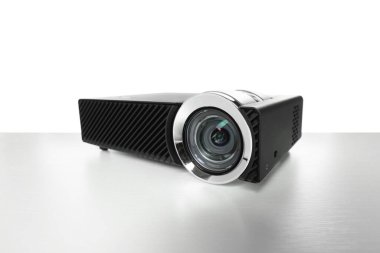 Bir modern video projektörü beyaza izole edildi