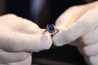 Kapalı alanda lüks bir yüzükle çalışan bir eksper.